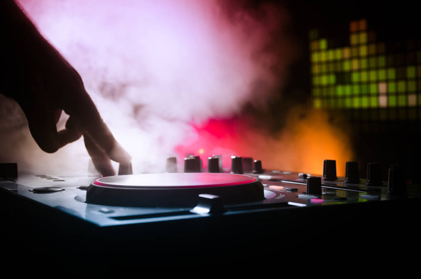 DJ předení, míchání a poškrábat v nočním klubu, ruce dj vylepšovat různé skladby ovládací prvky na dj deck, výstražná světla a mlha, Selektivní ostření - Fotografie, Obrázek