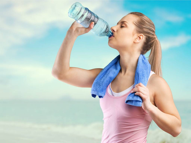 молода жінка п'є воду
 - Фото, зображення