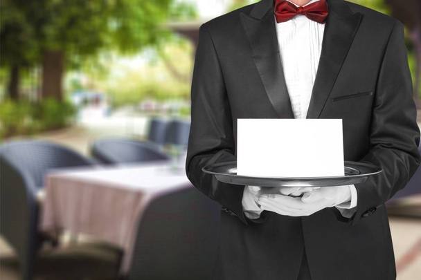 camarero sosteniendo una tarjeta de notas
  - Foto, Imagen