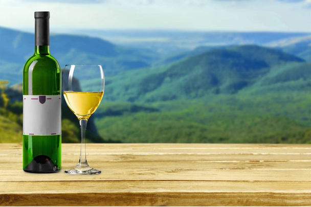склянка і пляшка білого вина
 - Фото, зображення
