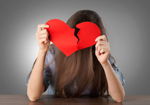 woman with broken heart - Foto, afbeelding