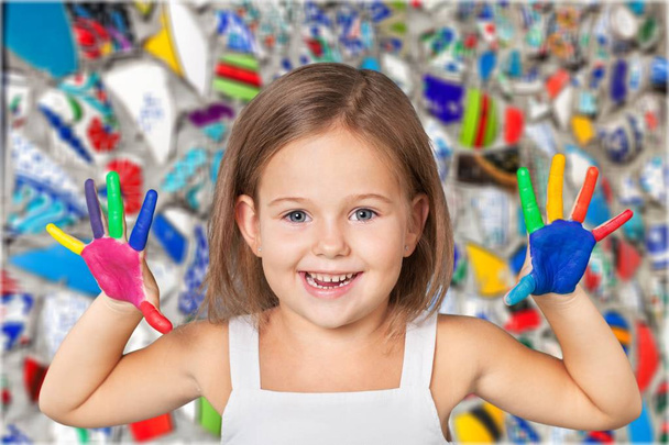 Bambina mostrando le mani dipinte
 - Foto, immagini