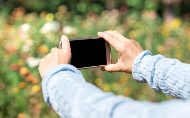 smart phone in hand - Фото, зображення