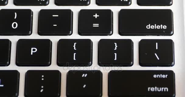 4 k naciśnij klawisz Delete, wpisując na A klawiatury laptopa, komputera literat operatora. - Materiał filmowy, wideo