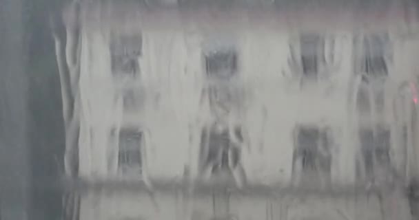 4 σταγόνες βροχής παράθυρο k, κτίριο. - Πλάνα, βίντεο