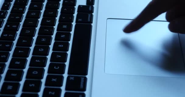 4k Finger operando touch pad, computador notebook laptop teclado entrada close-up
. - Filmagem, Vídeo