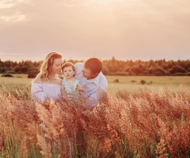 happy family at sunset - Foto, afbeelding