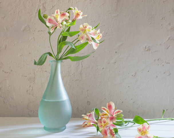 Alstroemeria in vase on grunge white background - Φωτογραφία, εικόνα