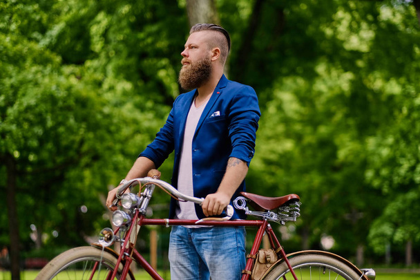 az ember egy retro kerékpár - Fotó, kép