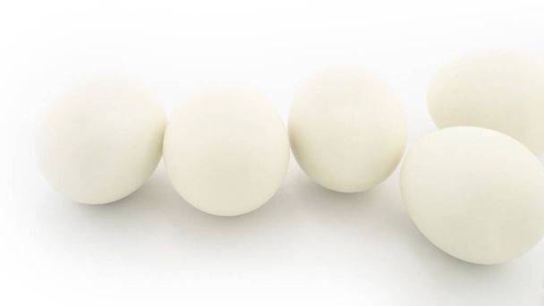 Cinco huevos blancos, aislados sobre fondo blanco
 - Foto, Imagen