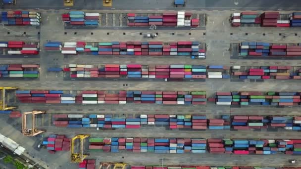 4 k letecký pohled na průmyslové a logistické kontejnerová loď přístavu - Záběry, video