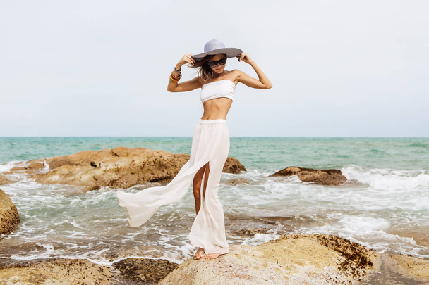 Pretty lady in summer outfit on the beach. - Foto, Bild