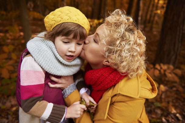 Matka dává dívce polibek na tvář  - Fotografie, Obrázek
