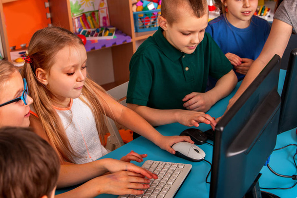 Παιδιά υπολογιστή τάξη μας για την εκπαίδευση και παιχνίδι βίντεο. - Φωτογραφία, εικόνα