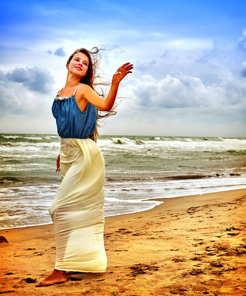 Mujer en la playa al atardecer escribiendo amor en la arena
. - Foto, Imagen