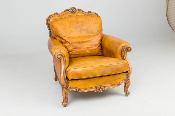 Antieke lederen fauteuil met schaduwen - Foto, afbeelding