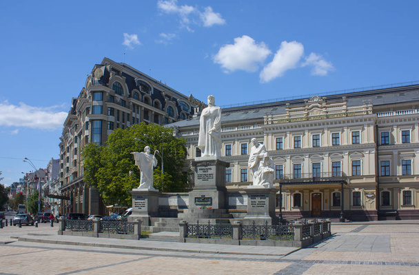 Monumento a la Princesa Olga en Kiev
 - Foto, Imagen