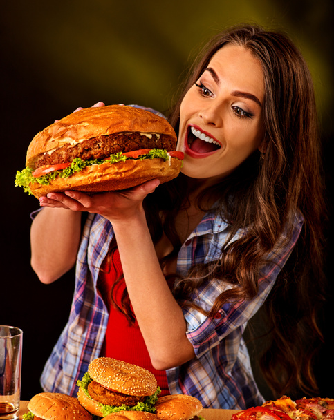 Mujer comiendo hamburguesa. Chica mordida de hamburguesa muy grande
 - Foto, Imagen