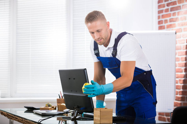 Janitor Cleaning Computer  - Zdjęcie, obraz