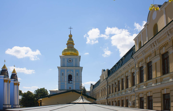 Campanario del monasterio Mikhailovsky Zlatoverhii en Kiev
 - Foto, imagen