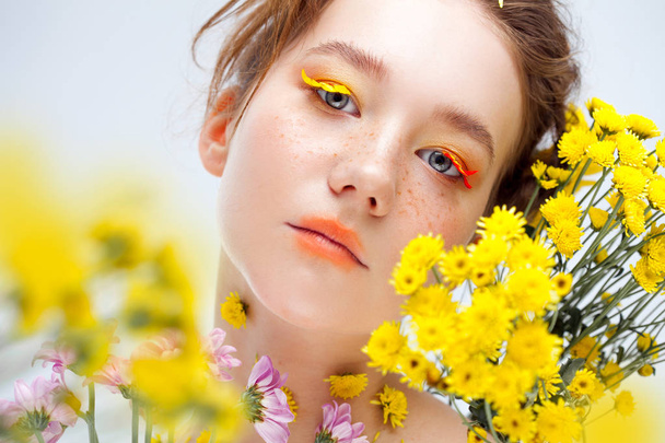 Beautiful young girl in the image of flora, close-up portrait - Foto, afbeelding