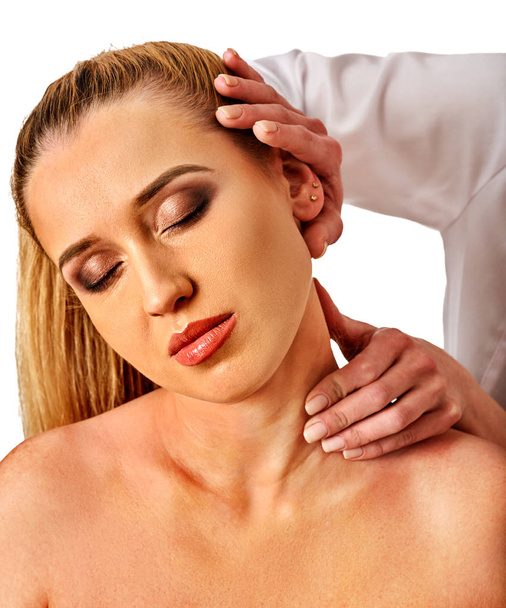 Ramenní a krční masáž pro ženu ve spa salonu. - Fotografie, Obrázek