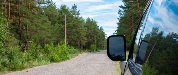 Carro na estrada da floresta
 - Foto, Imagem