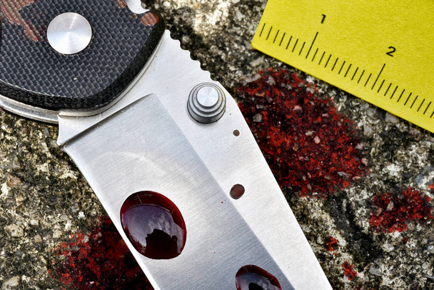 Onderzoek van de scène van de misdaad, bloedige mes met criminele markeringen op de grond, Homicide bewijs - Foto, afbeelding