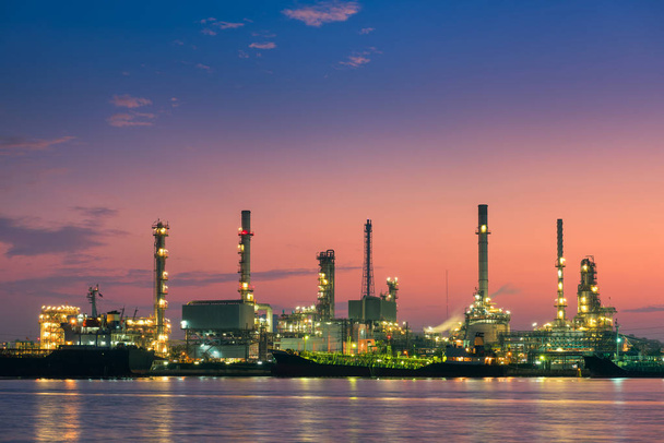 Olie raffinaderij plant en laden op het basisstation op twilight, ochtend scène - Foto, afbeelding