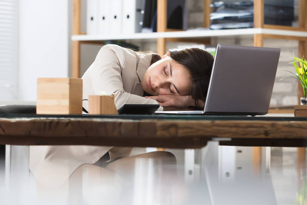Businesswoman Sleeping On Office Desk - Zdjęcie, obraz