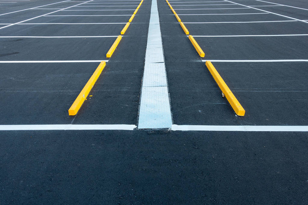 Χώρος στάθμευσης αυτοκινήτου άδειο πάρκινγκ, εξωτερική δημόσια - Φωτογραφία, εικόνα