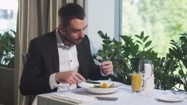 Businessman is eating healthy lunch at a restaurant. - Πλάνα, βίντεο