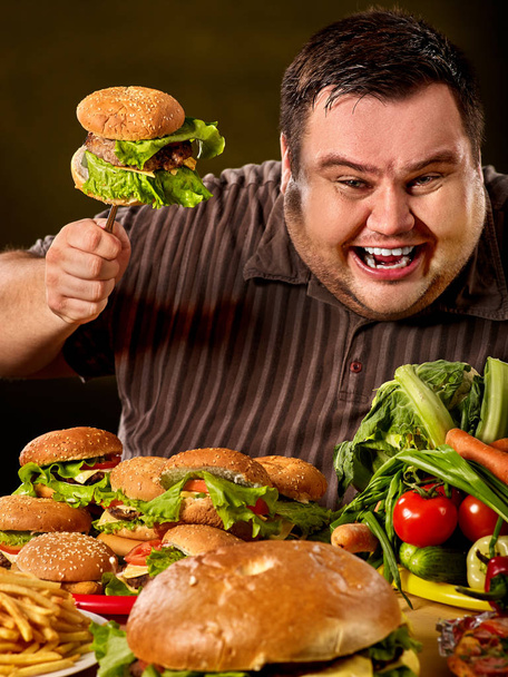 Диетический жир человек делает выбор между здоровой и нездоровой пищи
. - Фото, изображение