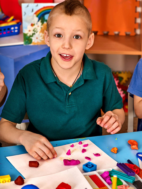 Plastelíny modelování hlíny ve třídě dětí ve škole. - Fotografie, Obrázek