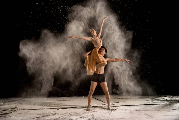 young couple dancing ballet - Fotografie, Obrázek