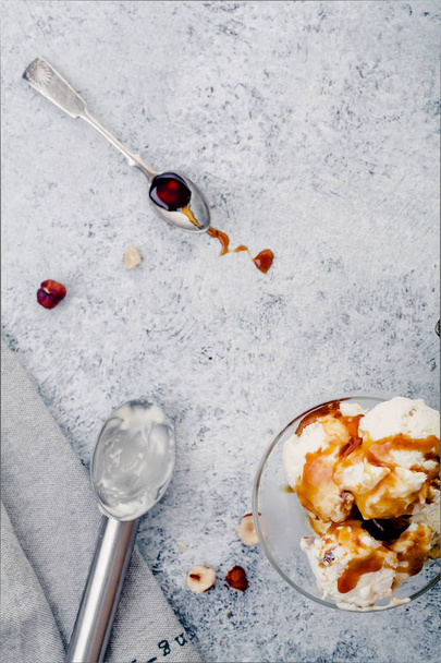 Snickers ice cream in glass bowl  - Φωτογραφία, εικόνα