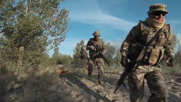 Soldados corriendo en fuego y balas
 - Imágenes, Vídeo