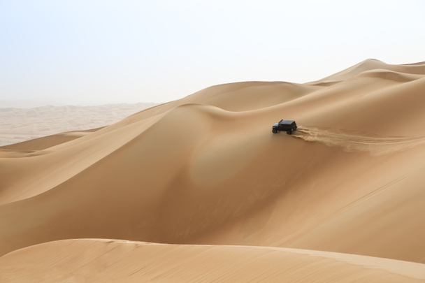 auto ajo Rub al Khali Desert
  - Valokuva, kuva