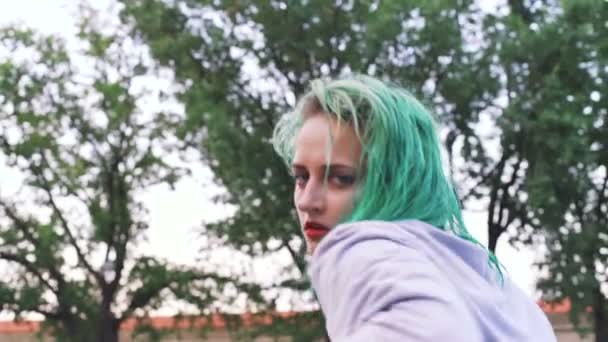 mulher com cabelo verde dançando
 - Filmagem, Vídeo