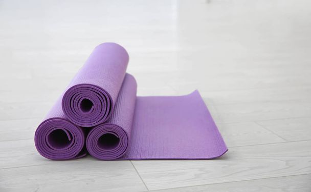Purple yoga mats  - Foto, afbeelding