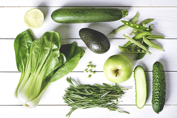 Verduras verdes sobre blanco
  - Foto, Imagen