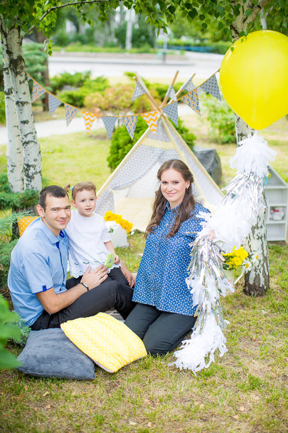 boldog család, és a sátor a szabadban - Fotó, kép