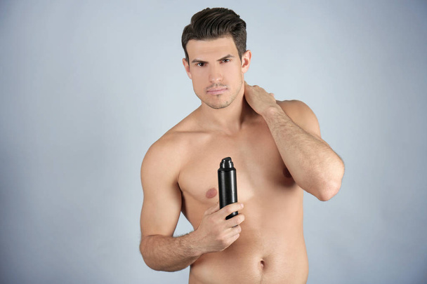 young man with deodorant - Foto, afbeelding