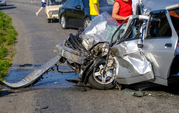 Close-up van het beschadigde voertuig na auto-ongeluk. Een verschrikkelijk ongeluk.  - Foto, afbeelding