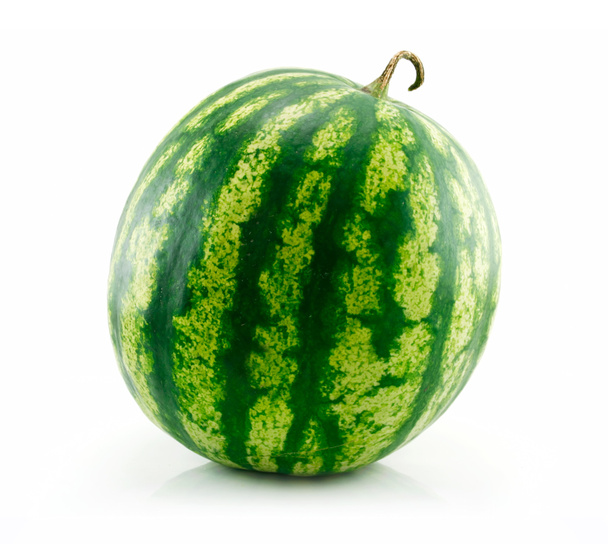 Kypsä vihreä vesimeloni eristetty valkoinen
 - Valokuva, kuva