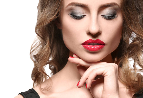 Mooie jonge vrouw met heldere lippen op witte achtergrond, close-up - Foto, afbeelding
