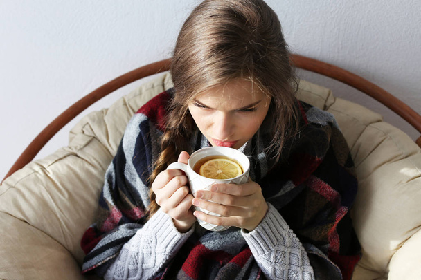 Young ill woman drinking tea - Foto, immagini