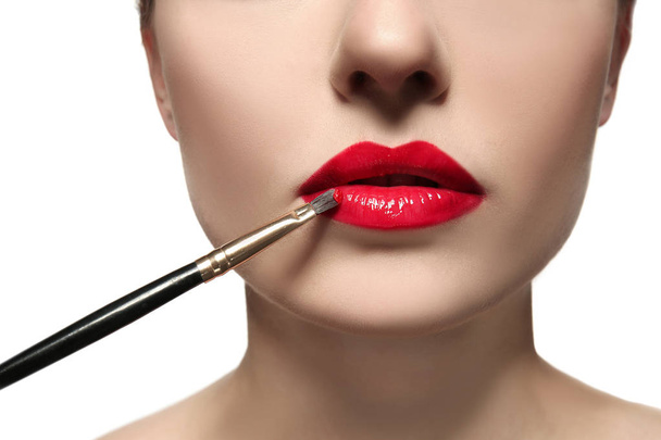 schöne junge Frau mit leuchtend roten Lippen - Foto, Bild