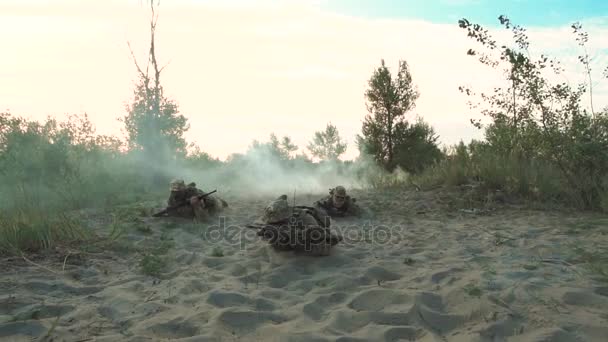 Katonák mászik a homok - Felvétel, videó