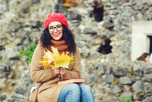 Портрет усміхненої молодої жінки в осінньому одязі. Стиль життя та концепція осені
. - Фото, зображення